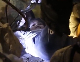 Terremoto in Siria: bambina recuperata dopo 40 ore sotto le macerie