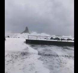 Maltempo, ad Aci Trezza il mare si "alza" fino ad arrivare in strada