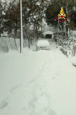 Pedara, neve alta a Tarderia: famiglie evacuate e automobilisti soccorsi