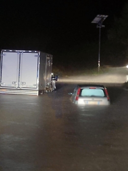 Maltempo, a Ragusa e Siracusa le auto "guadano" i fiumi d'acqua in strada