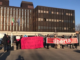 Saman: via processo, cartelli e attivisti fuori dal tribunale