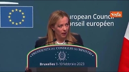 Meloni: «L'incontro di Parigi politicamente sbagliato. Era giusta la foto dei 27 con Zelensky»