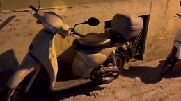 Nel vicolo di Sanremo dove è stato trovato il pacco bomba: era nascosto dietro ad alcuni scooter