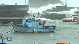 Violenta mareggiata e forte vento ad Aci Trezza: le immagini del maltempo in Sicilia