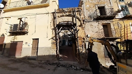 Agrigentom l'Arco Calafato liberato dal groviglio di cavi installati, negli anni, da un gestore telefonico