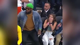 La reazione della ragazza che vede LeBron James sedersi accanto a lei e non crede ai suoi occhi