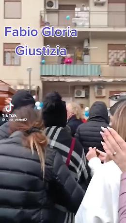 Palermo, in cento al funerale "vietato" dal questore: agenti aggrediti e otto denunce