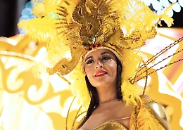 Misterbianco, bagno di folla per il carnevale con i carri allegorici e i costumi sfavillanti