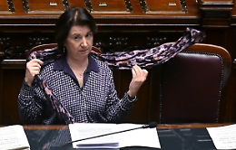 Natalità:Roccella,bisogna creare clima favorevole alla maternità