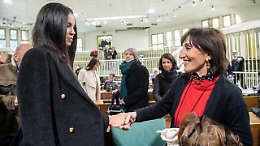 Ruby ter, Karima stringe la mano e regala il suo libro alla pm Siciliano: «Così conoscerete la mia vera storia»