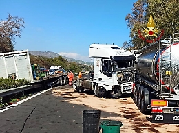 Incidente sulla A 18 tra Giarre e Fiumefreddo: due tir coinvolti e un ferito grave