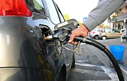 Benzina: Qe, self sale a 1,866 euro al litro