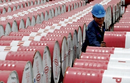 Petrolio: in forte calo, il Wti scende a 76,2 dollari (-3%)