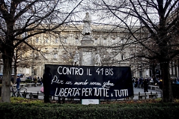 Cospito: presidio degli anarchici davanti al Comune di Milano