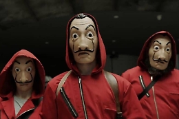 Gela, con la maschera della "Casa di Carta" punta fucile contro poliziotti: arrestato