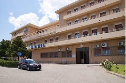 Litiga col vicino sul pianerottolo e lo accoltella all'addome