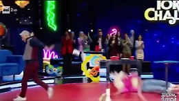 Torta in faccia e caduta per l'imitatore Vincenzo De Lucia, il video dello scivolone