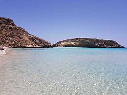 Lampedusa firma il Made in Italy: l'Isola dei Conigli diventa un francobollo d'autore