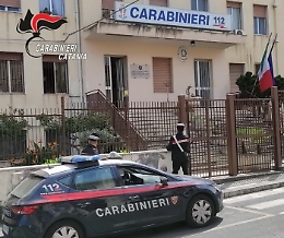 Romeno ruba un'auto al centro commerciale e poi tenta furto in una casa: arrestato