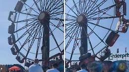 La giostra in Florida si blocca in aria, le cabine si ribaltano per il vento