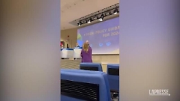 8 marzo, Alessandra Mussolini consegna un assorbente a Gentiloni: «Azzerate l'iva»