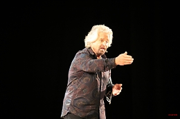 Un anno di 13 mesi da 28 giorni, Grillo e la proposta che fa discutere