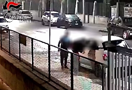 Caltagirone: assiste al furto della sua auto dalle telecamere, interviene e mette in fuga i ladri