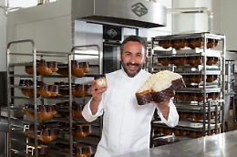 La colomba di solidarietà dello chef Natale Giunta: con il Rotary per i senzatetto
