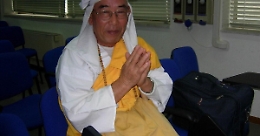 La pagoda buddista di Comiso e il monaco Gyosho divisi dai fedeli da un cancello