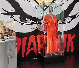 Diabolik: a Palermo una mostra celebra i 60 anni con fumetti, costumi di scena e l'auto originale