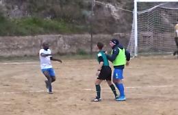Arbitro inseguito e picchiato, il video della gazzarra di Villarosa Pro Falcone