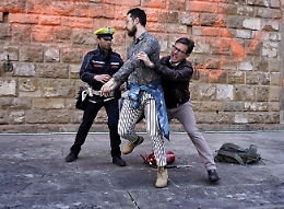 Imbrattato Palazzo Vecchio a Firenze, anche Nardella pulisce: &laquo;Sono dei barbari&raquo;