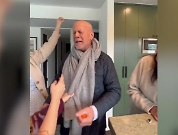 Bruce Willis, compleanno con la famiglia "allargata": c'erano la moglie e Demi Moore