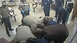 Usa, un altro afroamericano ucciso dalla polizia: il video shock