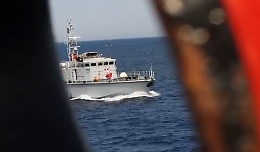 Far West nel Canale di Sicilia, i libici minacciano (sparando) la Ocean Viking