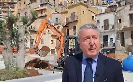 Agrigento, Piazza Ravanusella rinnovata e il sindaco dona l'ulivo per l'aiuola