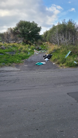 Aci Castello: immondizia abbandonata da "delinquenti"