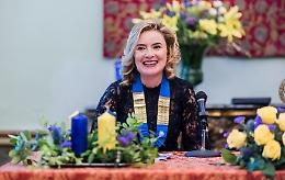 Le scarpe diverse per promuovere la parità di genere