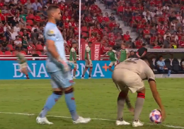 In Argentina un rigore da pazzi, ma il difensore l'ha combinata grossa