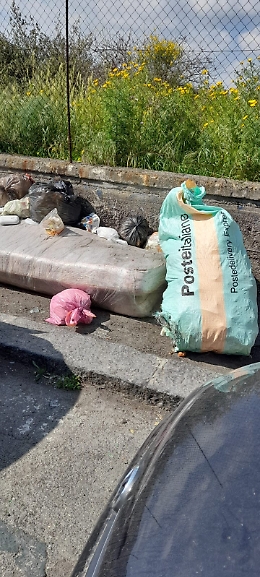 Catania: un sacco di Poste Italiane tra i rifiuti