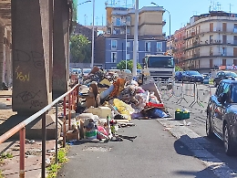 Portici di palazzo Bernini ripuliti: rifiuti portati via con una ruspa