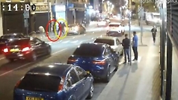 Londra,il video della rapina violenta al pugile Amir Khan: pistola puntata sulla testa e furto dell'orologio da 70 mila sterline