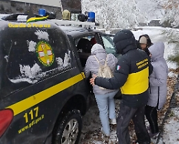 Il bus bloccato dal ghiaccio e dalla neve sull'Etna soccorso dalla GdF
