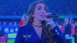 Ellynora canta l'inno inglese, ma l'esecuzione &egrave; pessima: manca la nota di apertura e dimentica le parole