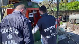 Catania, la frode sulla benzina "allungata" con l'olio: tre arresti