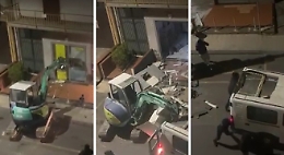 Un bobcat e un furgone, così in 2 minuti hanno portato via l'intero sportello Postamat a Valverde: il video del “colpo”