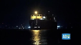 Piombino, la nave rigassificatrice Golar Tundra arriva al porto: le operazioni di attracco