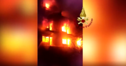 Incendio divora una palazzina in ristrutturazione nel Messinese