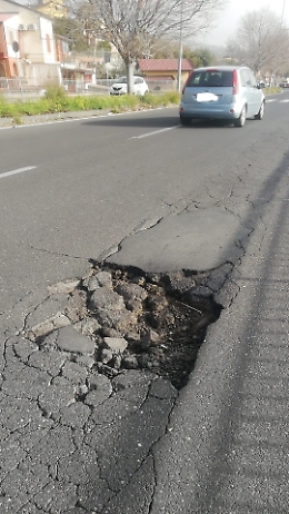 Catania, buche al Viale Lainò