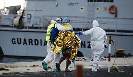 L'arrivo a Pozzallo dei 17 migranti sopravvissuti all'ultimo naufragio: uno trasferito in ospedale